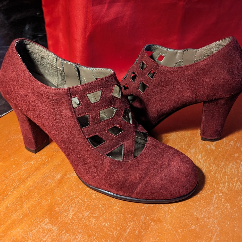 AEROSOLES HEELREST, suede heels (sz 7.5)
